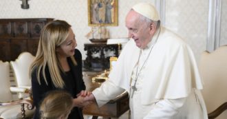 Copertina di Meloni ricevuta da Papa Francesco: 35 minuti di colloquio e il Pontefice le dona la sua enciclica sulla pace in Ucraina
