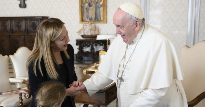 Meloni ricevuta da Papa Francesco: 35 minuti di colloquio e il Pontefice le dona la sua enciclica sulla pace in Ucraina