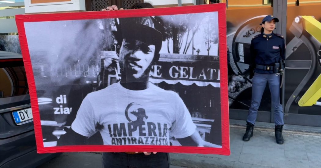 Moussa Balde, condannati a due anni gli autori del pestaggio. La famiglia del migrante: “Ora verità sulla sua morte in isolamento nel Cpr”