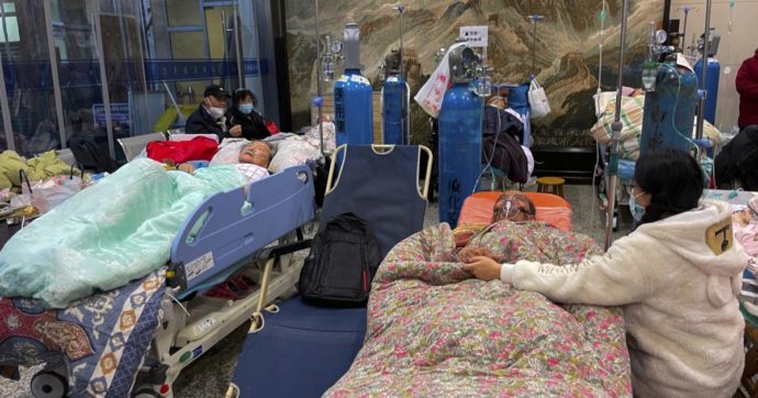 Covid, Washington Post pubblica immagini choc dalla Cina: file di persone fuori dai crematori