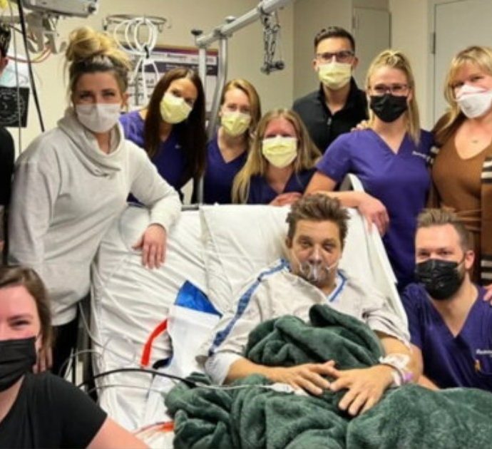 Jeremy Renner festeggia il compleanno in terapia intensiva: la foto con la maschera per l’ossigeno e i sanitari