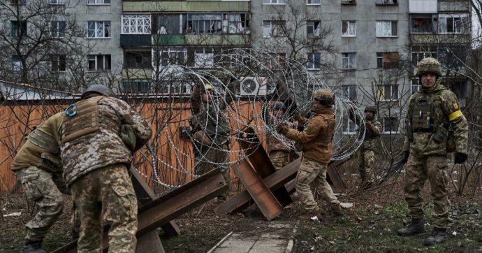 Ucraina, la diretta – Nato: “Esaurite le scorte d’armi”. Von der Leyen: “Al lavoro per produrne di più”. La Russia sostituisce il capo di Stato Maggiore