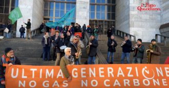 Copertina di Ultima generazione, presidio al tribunale di Milano in solidarietà all’attivista Simone Ficicchia: “È repressione, ma non ci fermiamo”