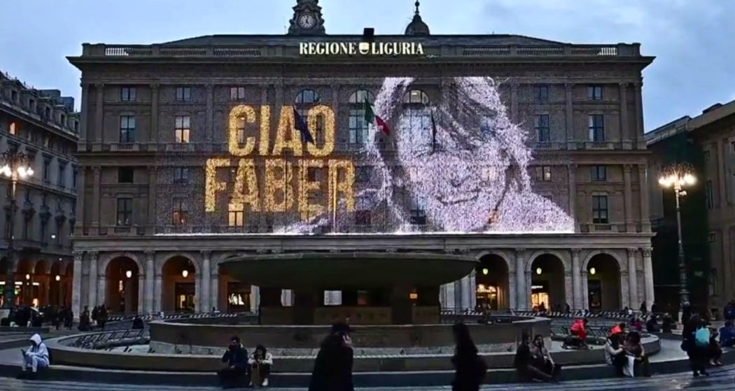 Fabrizio De André, a 24 anni dalla morte la sua effigie proiettata sulla facciata del palazzo della Regione a Genova