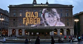 Copertina di Fabrizio De André, a 24 anni dalla morte la sua effigie proiettata sulla facciata del palazzo della Regione a Genova