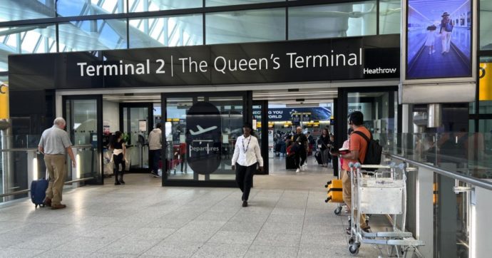 Londra, pacco con uranio trovato all’aeroporto di Heathrow: indagini dell’Antiterrorismo
