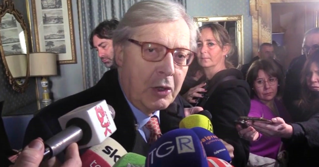 San Siro, Sgarbi attacca Salvini: “Si occupi di fare il ponte di Messina, è insensato abbattere lo stadio”