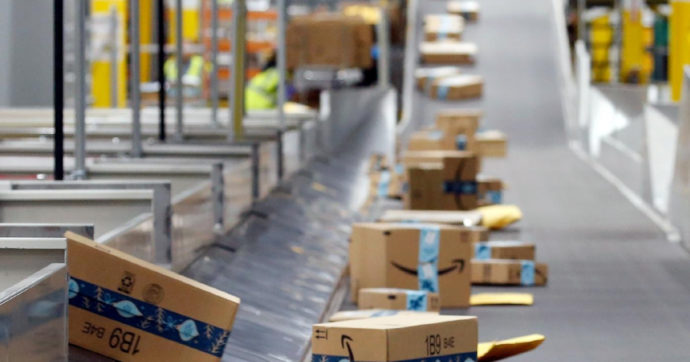 Amazon, magazziniere muore d’infarto ma nello stabilimento si continua a lavorare come se nulla fosse