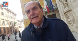 Copertina di Caro benzina, Bersani: “Allarme del governo su speculazioni? In Italia siamo cattolici su evasione fiscale e puritani su problemi dell’inflazione”