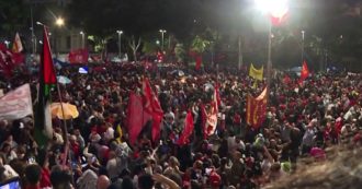 Copertina di Brasile, la risposta all’assalto al Congresso: migliaia di persone in piazza a Rio de Janeiro a favore della democrazia