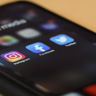 Copertina di Così l’odio in Rete contro le donne arricchisce i social