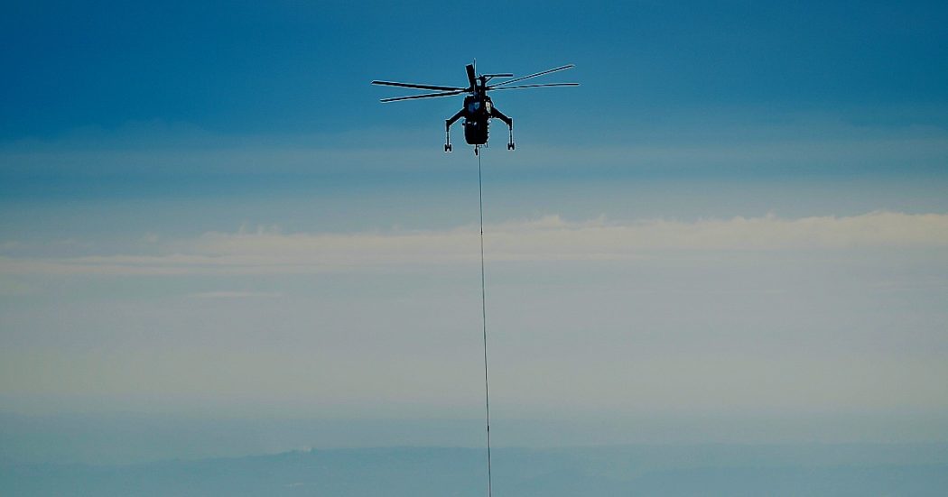 Montagne senza neve, a Gstaad hanno provato pure a trasportarla in elicottero. Ma non è andata bene