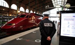 Copertina di Parigi, punteruolo contro i passanti: sei persone ferite alla stazione ferroviaria Gare du Nord
