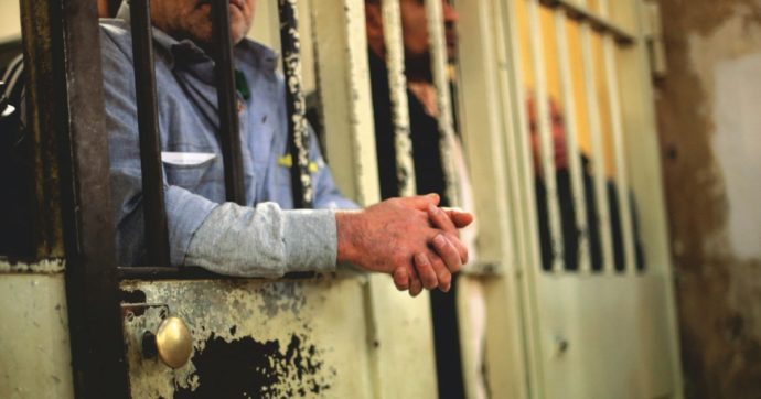 Carceri, la denuncia di Antigone: “Celle con meno di 3 mq a persona”. In Europa solo Cipro e Romania hanno sovraffollamento peggiore