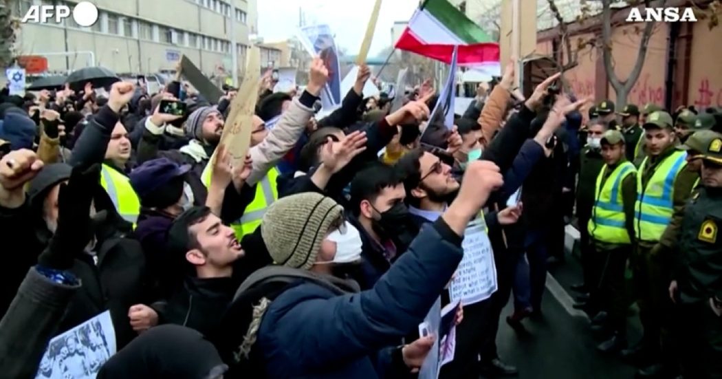 Iran, proteste davanti all’ambasciata francese a Teheran contro le nuove vignette di Charlie Hebdo – Video