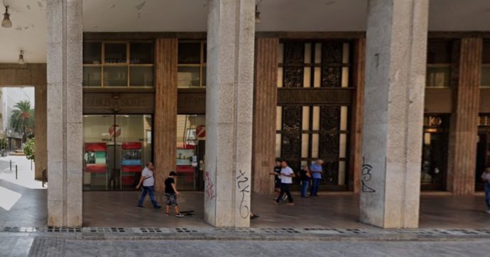 Palermo, lavoratore precipita dalla finestra del terzo piano della sede di Unicredit: morto sul colpo