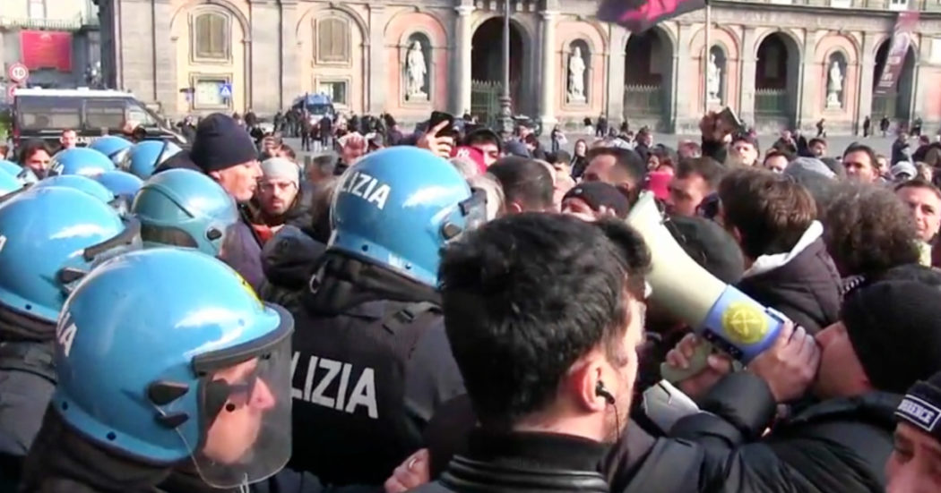 Napoli, corteo di disoccupati davanti alla prefettura: tensione con le forze dell’ordine – Video