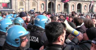 Copertina di Napoli, corteo di disoccupati davanti alla prefettura: tensione con le forze dell’ordine – Video