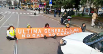 Copertina di Milano, attivisti di Ultima Generazione bloccano il traffico in centro: tensione con gli automobilisti – Video