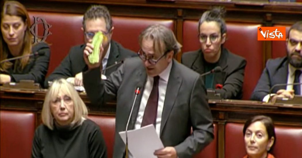 Bonelli mostra zucchine e pere in Aula: “Aumento alimenti devastante, governo fa pagare prezzo della crisi energetica alle famiglie”