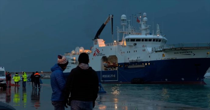 Migranti, la Geo Barents cambia la rotta per un secondo soccorso e sfida il decreto Piantedosi