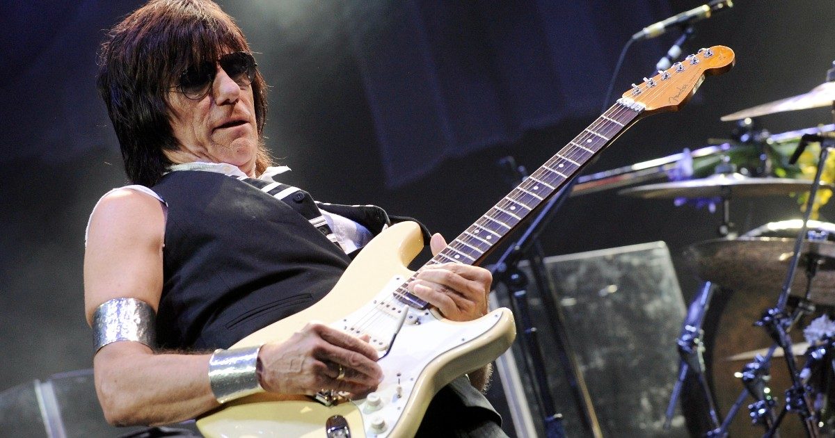 Morto Jeff Beck, il leggendario chitarrista stroncato da una meningite batterica letale. Aveva appena fatto l’album con Johnny Depp