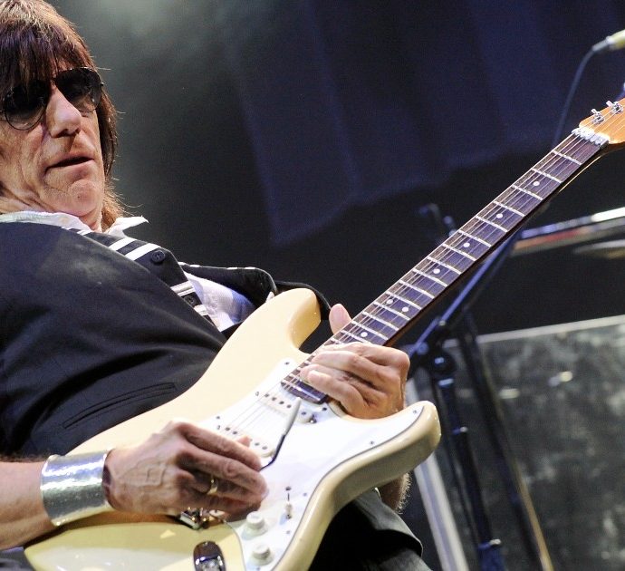 Morto Jeff Beck, il leggendario chitarrista stroncato da una meningite batterica letale. Aveva appena fatto l’album con Johnny Depp