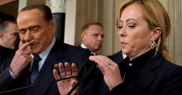 Carburanti, Giorgia “chiama” i tg e fa il conclave di FdI. Furia contro i forzisti