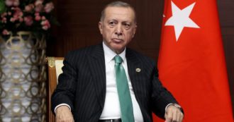 Copertina di “L’Europa vuole tagliare le relazioni con la Turchia, se necessario lo faremo noi”: Erdogan all’attacco dopo il dossier di Bruxelles
