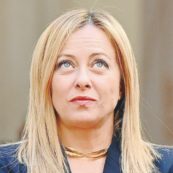 Copertina di Una “donna forte” sola al comando della Repubblica