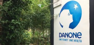 Copertina di Danone, 3 associazioni per l’ambiente fanno causa in Francia: “Ha piani inefficienti per ridurre la plastica”