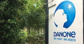 Copertina di Danone, 3 associazioni per l’ambiente fanno causa in Francia: “Ha piani inefficienti per ridurre la plastica”