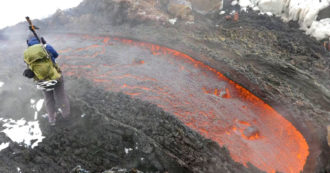 Copertina di L’Etna tra neve, vento e magma: le immagini a un passo dal fronte lavico – Video