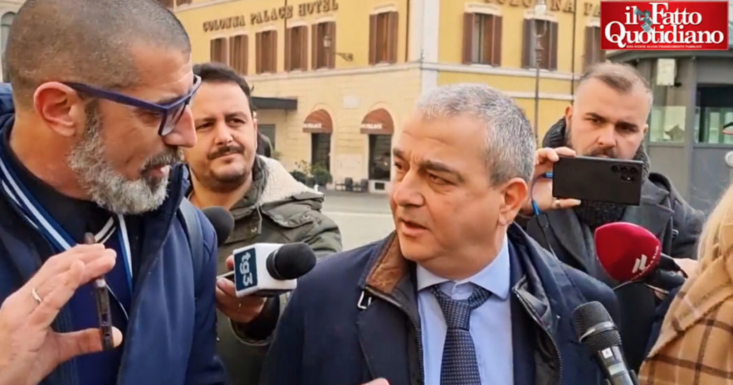 Carburanti, Fazzolari: “Benzina a 1,80 è un problema ma non è la priorità. Potremmo modificare l’obbligo per i gestori”