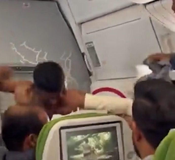 Scoppia la rissa durante il volo, uomo a torso nudo prende a pugni un passeggero – Video
