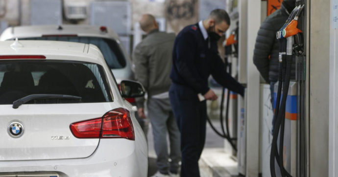 Prezzo carburanti alle stelle, gli italiani si affidano a self-service e app per risparmiare