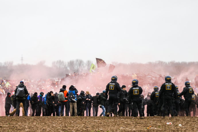 Maxi-protesta in Germania: oltre 10mila ecoattivisti contro l'ampliamento  della miniera di Lützerath. Duri scontri con la polizia - Il Fatto  Quotidiano