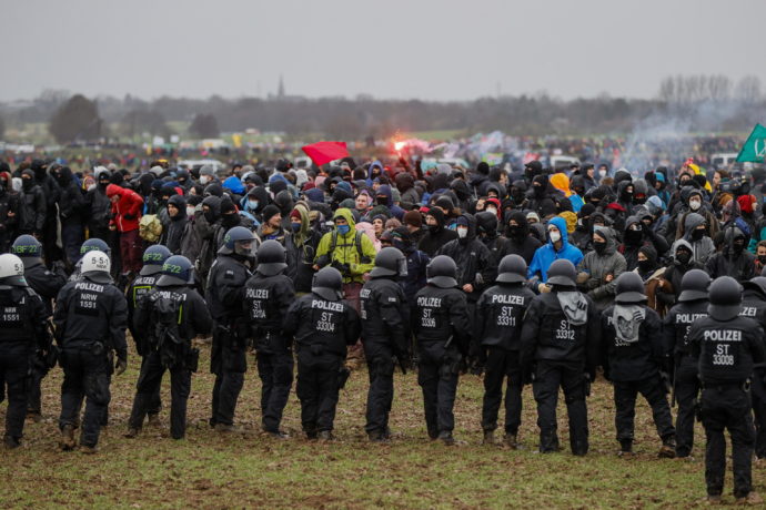 Maxi-protesta in Germania: oltre 10mila ecoattivisti contro l'ampliamento  della miniera di Lützerath. Duri scontri con la polizia - Il Fatto  Quotidiano