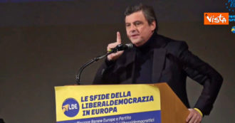 Copertina di Calenda: “Liberali? Non facciamo un circolo di sfigati che fanno training autogeno tra di loro”