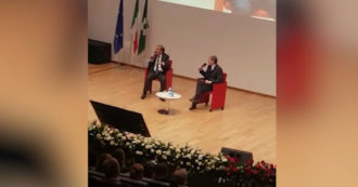 Copertina di “Le fette di melanzane devono essere così”: alla convention FdI il presidente del Senato La Russa in versione chef. Risate e applausi dalla platea