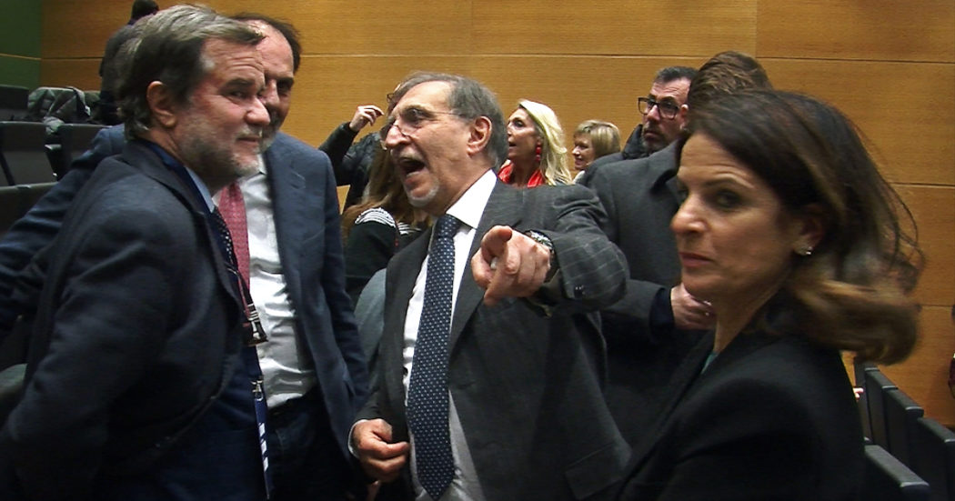 Il presidente del Senato La Russa perde le staffe all’evento elettorale di FdI: “Qui in quale veste? Scrivi il c***o che vuoi”. E il microfono va a terra