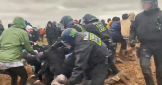 Copertina di I video dei violenti scontri tra gli attivisti per il clima e la polizia in Germania: la protesta per l’ampliamento della miniera di Lützerath