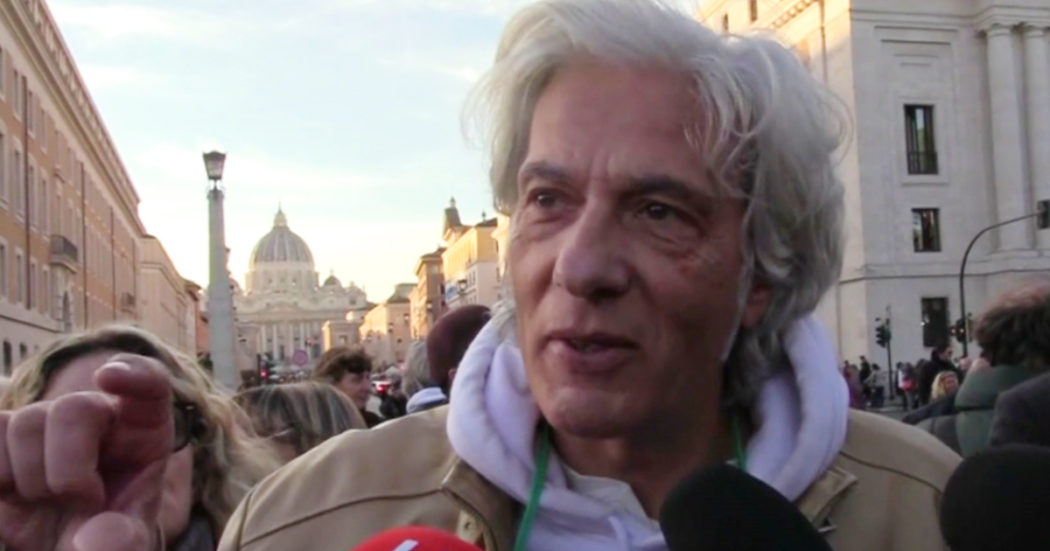 Emanuela Orlandi, il fratello Pietro al presidio: “Chi sa e non parla è complice. Passo importante l’apertura dell’inchiesta”