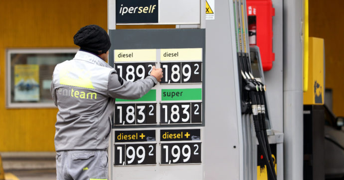 Caro benzina, Mattarella firma il decreto. Multe per i benzinai che non espongono i prezzi ma nessun intervento sulle accise