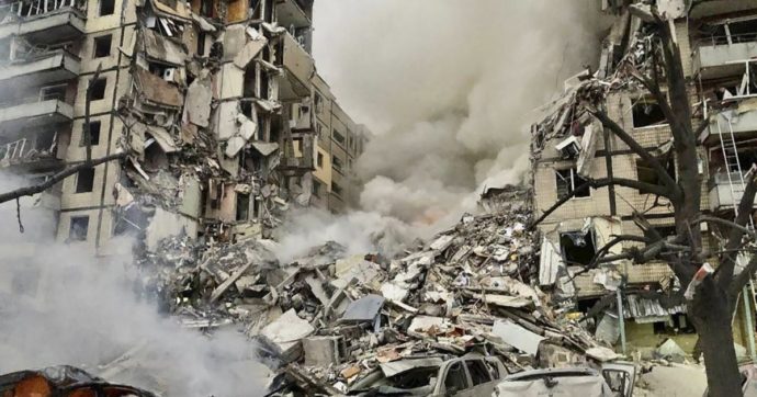 Ucraina, attacco missilistico russo su vasta scala: sventrato un condominio a Dnipro, tra le vittime anche minorenni