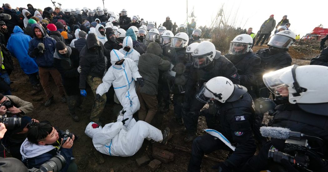 Maxi-protesta in Germania: oltre 10mila ecoattivisti contro l’ampliamento della miniera di Lützerath. Duri scontri con la polizia