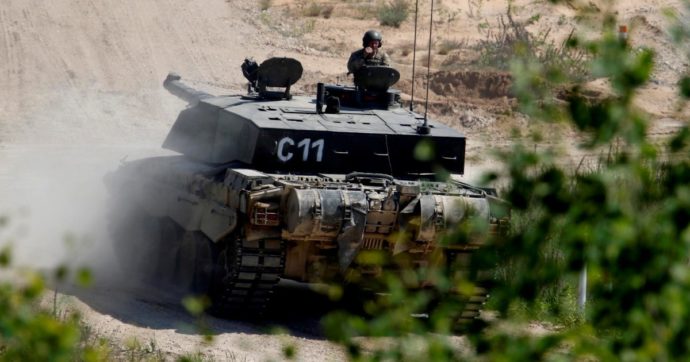 Londra manda i carri armati. Turchia lavora a tregue locali