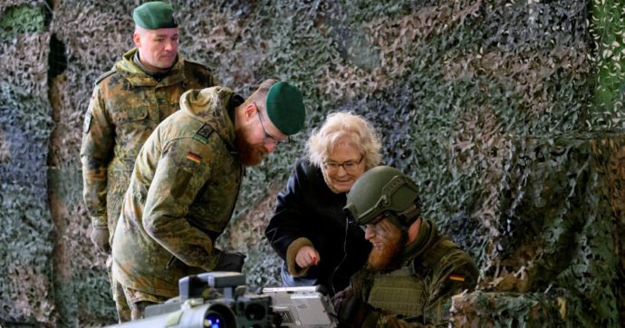 Germania, la ministra Christine Lambrecht colpita dal fuoco amico dei Verdi