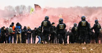 Maxi-protesta in Germania: oltre 10mila ecoattivisti contro l’ampliamento della miniera di Lützerath. Duri scontri con la polizia