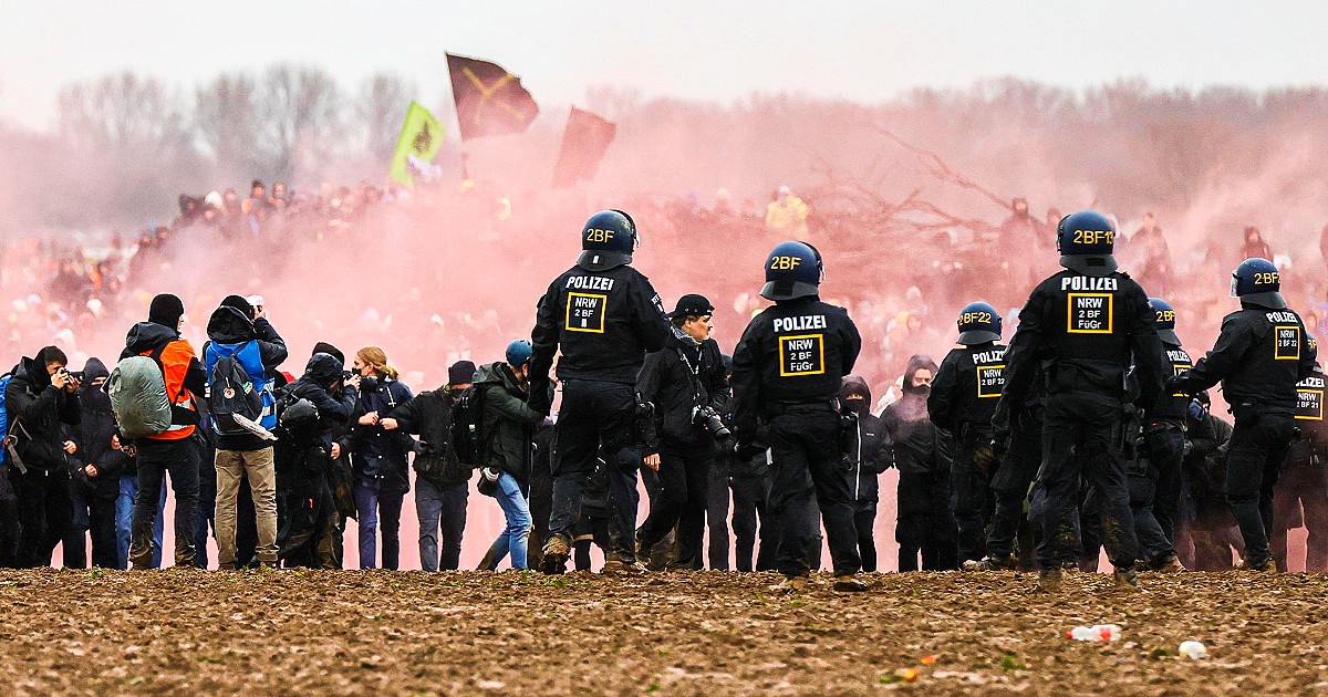 Maxi-protesta in Germania: oltre 10mila ecoattivisti contro l'ampliamento  della miniera di Lützerath. Duri scontri con la polizia - Il Fatto  Quotidiano